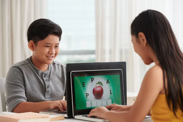 Dvě Asijské Děti Škole Dívka Pomocí Notebooku Sledujte Obrazovku Apple — Stock fotografie