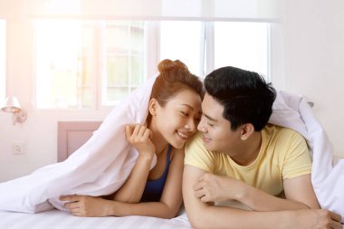 Güzel genç Asyalı Çift yatakta öpüşme aşk