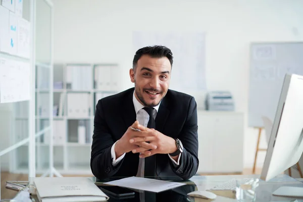 Porträtt Leende Turkiska Affärsman Office Poserar Kamera — Stockfoto