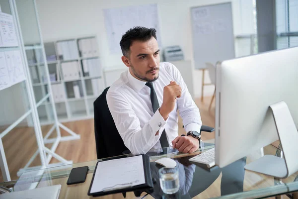 Jovem Empresário Atraente Analisando Dados Tela Computador Mesa Escritório — Fotografia de Stock