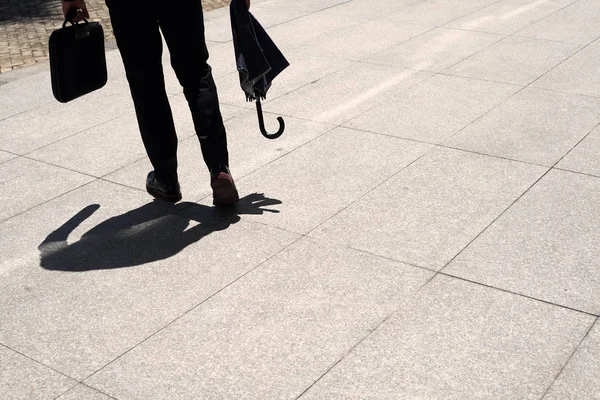 Gedeeltelijke Weergave Van Man Met Werkmap Paraplu Lopen Buiten — Stockfoto