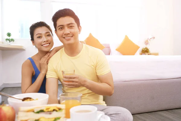 Retrato Alegre Joven Pareja Asiática Desayunando —  Fotos de Stock