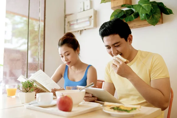 Junges Vietnamesisches Paar Frühstückt Hause Und Liest Bücher — Stockfoto