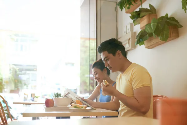 Junges Vietnamesisches Paar Mit Sandwiches Zum Frühstück — Stockfoto