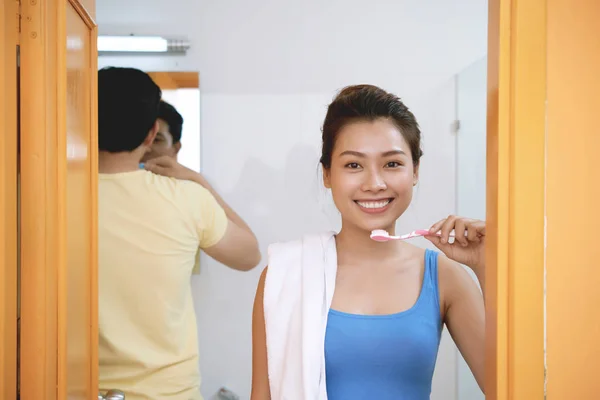 Mooie Jonge Aziatische Vrouw Haar Tanden Poetsen Ochtend — Stockfoto