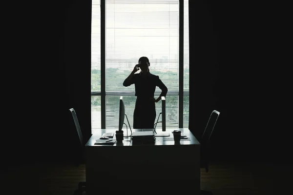 Silhouette Business Woman Talking Phone Office Window — Stock Photo, Image