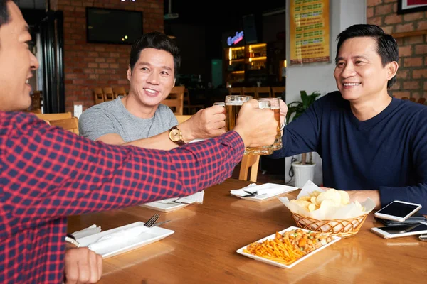 Grupo Homens Vietnamitas Maduros Tendo Cerveja Lanches Bar — Fotografia de Stock