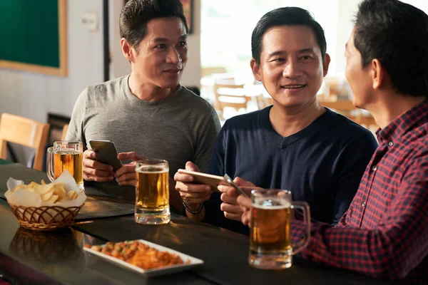 Neşeli Erkeklerle Konuşmak Barda Bira Içme Akıllı Telefonlar — Stok fotoğraf