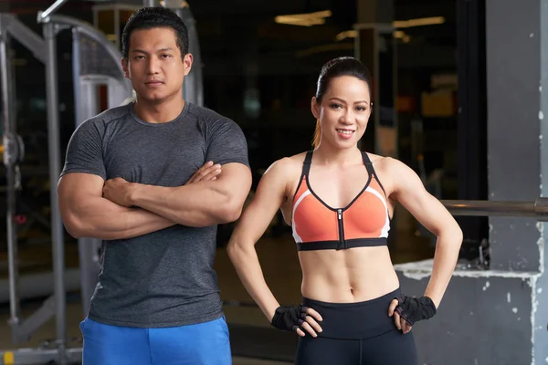 Alegre Esportivo Ásia Casal Fitness Clube Posando Câmara — Fotografia de Stock