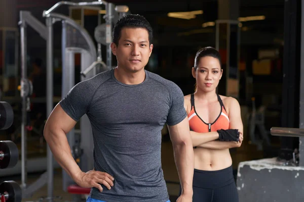 Retrato Confiante Jovem Vietnamita Fitness Trainer Mulher Esportiva Posando Câmera — Fotografia de Stock