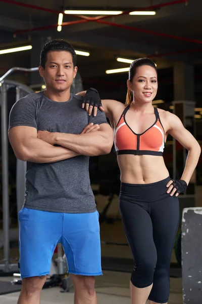 Glada Unga Asiatiska Par Spendera Tid Gymmet Och Tittar Kameran — Stockfoto