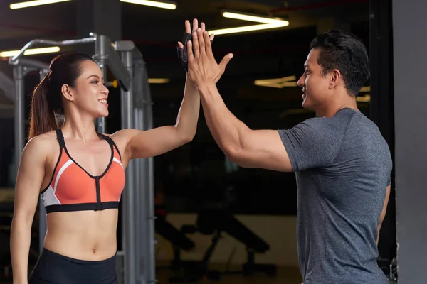 Jovem Mulher Desportiva Asiática Dando Alta Cinco Para Treinador Fitness — Fotografia de Stock