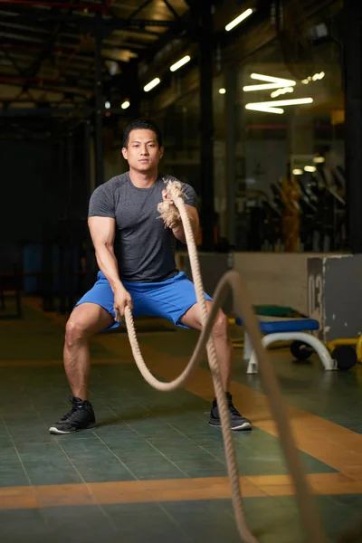 Knappe Jonge Vrouw Trainen Met Slag Bij Touwen Sportschool — Stockfoto