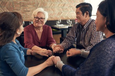 Asya yaşlılar masada dua 