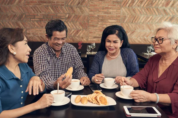 Pensionerad Asiatiska Vänner Äter Frukost Caféet Och Talar — Stockfoto