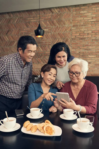 Pensionerad Asiatiska Vänner Café Surfar Digital Tablett — Stockfoto