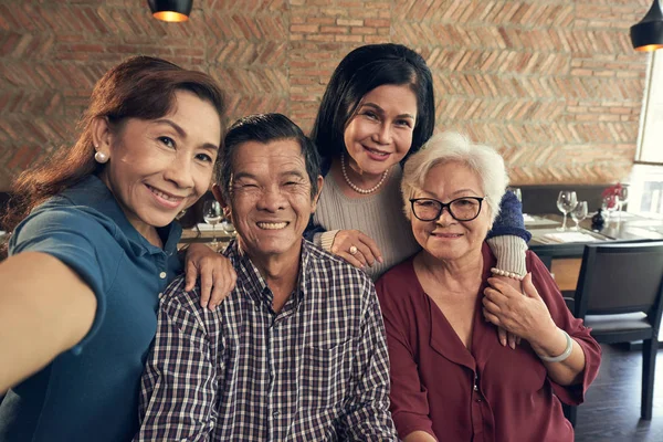Äldre Asiatiska Människor Tittar Kameran Café — Stockfoto