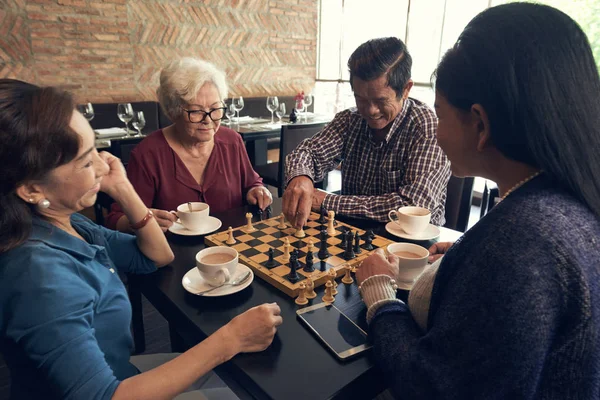 Starších Asijských Lidí Kteří Hrají Šachy Stolu Restauraci — Stock fotografie
