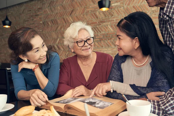 Ancianos Asiáticos Mirando Viejo Álbum Fotos Con Fotos Cafetería —  Fotos de Stock