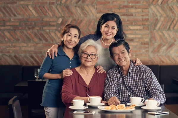 Amigos Asiáticos Jubilados Desayunando Cafetería Con Galletas Gente Mirando Cámara —  Fotos de Stock