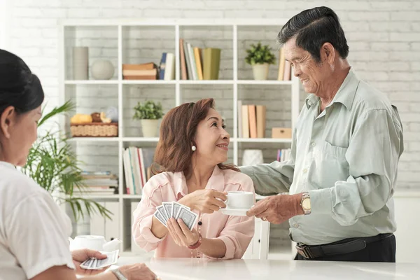 Adulti Asiatici Amici Che Giocano Carte Casa Uomo Portato Moglie — Foto Stock