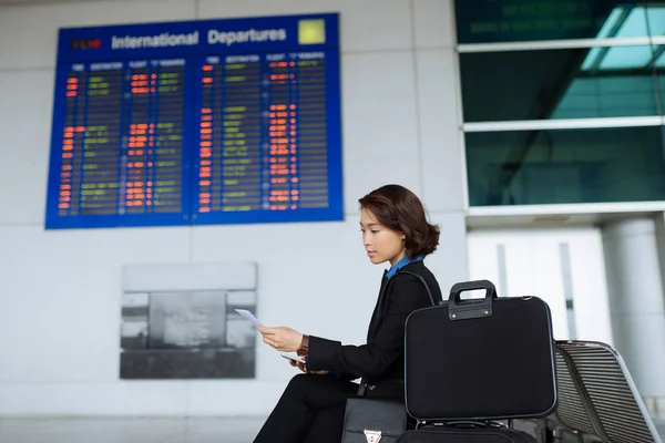 Young Asian Business Lady Checking Boarding Pass Waiting — Stock Photo, Image