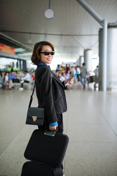 Neşeli Gülümseyen Kadını Ile Bavul Ayakta Airport Terminal — Stok fotoğraf