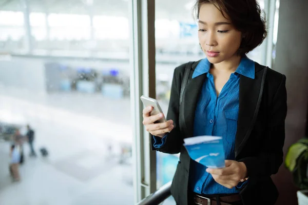 Молодая Вьетнамская Деловая Леди Билетом Самолет Читающая Сообщение Смартфоне — стоковое фото