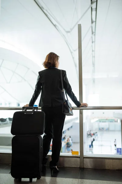 Rear View Business Woman Standing Next Her Luggage Looking Balcony — Stock Photo, Image