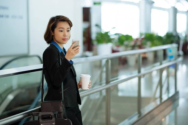 Female Airport Passenger Drinking Coffee Reading Message Her Smartphone — Stock Photo, Image