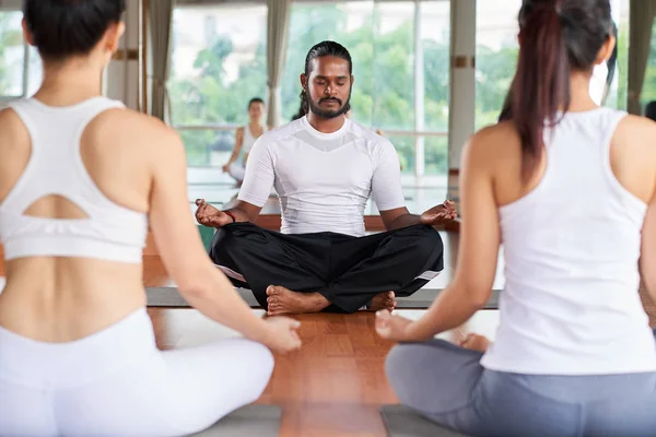 Yogainstruktör Mediterar Med Människor Klassen — Stockfoto