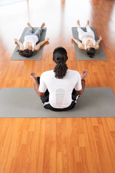 Rückansicht Eines Yogalehrers Der Unterricht Übt — Stockfoto