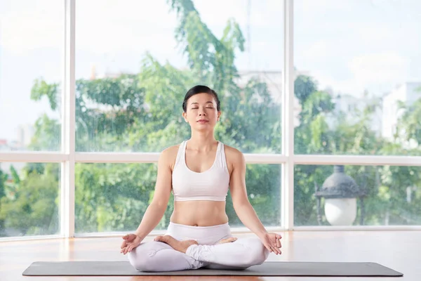 Vietnamesin Sitzt Lotusposition Und Genießt Morgenmeditation — Stockfoto