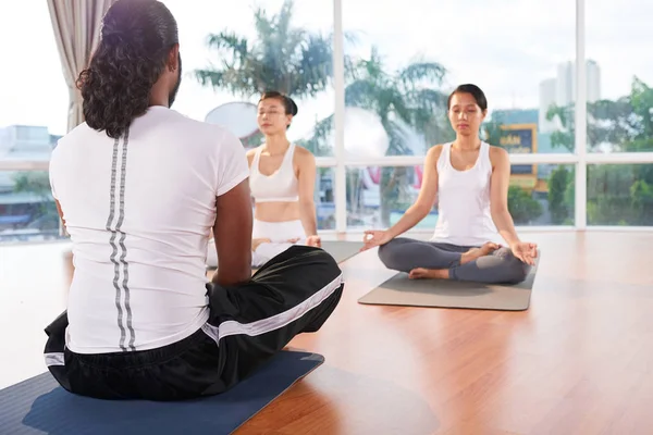 Persone Che Frequentano Lezione Yoga Mattino — Foto Stock