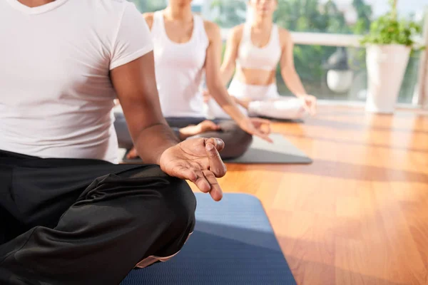 Gruppo Persone Meditanti Concentrarsi Sugli Istruttori Mano Nella Mano Mudra — Foto Stock