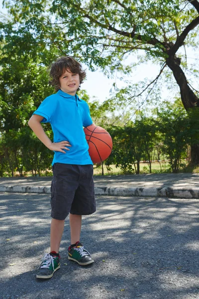 Χαρούμενο Παιδί Μπάσκετ Μπάλα Στέκεται Εξωτερικούς Χώρους — Φωτογραφία Αρχείου