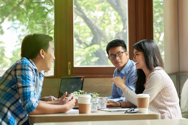 Estudantes Universitários Alegres Sacudindo Suas Ideias Projeto Com Amigos Durante — Fotografia de Stock