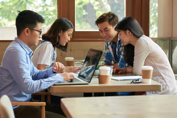 Group Cheerful Vietnamese Students Working Project Cafe — Stock Photo, Image