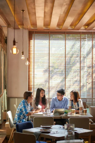 Grupo Jovens Vietnamitas Falando Sobre Ideias Projeto Durante Reunião Café — Fotografia de Stock