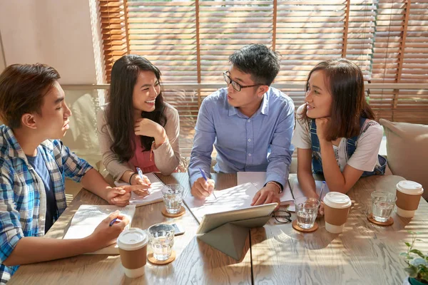 Équipe Étudiants Discutant Idées Pour Projet Éducatif — Photo