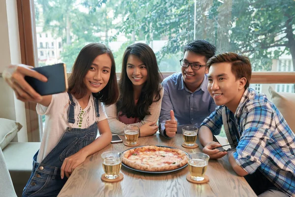 Vietnamský Mladá Žena Selfie Její Rodinou Velkou Pizzu — Stock fotografie