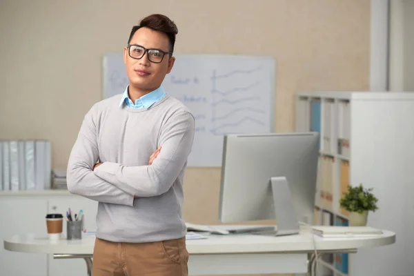 Retrato Belo Jovem Empresário Vietnamita Seu Escritório — Fotografia de Stock