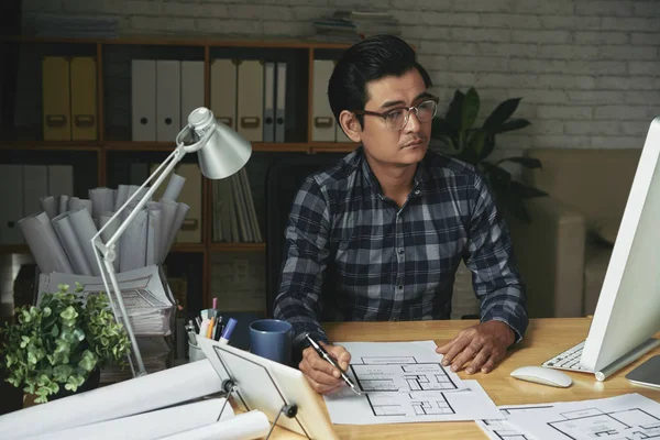 Profesional Asiático Arquitecto Hombre Chequeando Planos Mesa Con Ordenador — Foto de Stock