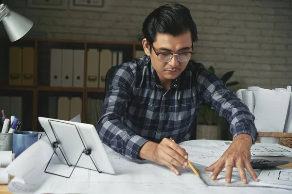 Arquiteto Vietnamita Desenho Plano Construção Sua Mesa — Fotografia de Stock