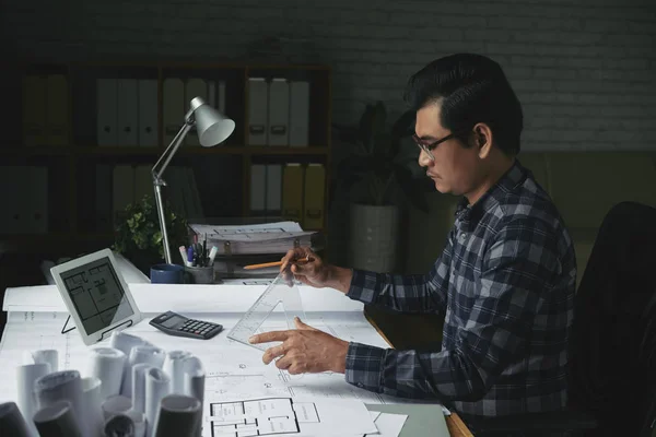 Insinyur Profesional Asia Menggambar Rencana Konstruksi Mejanya — Stok Foto