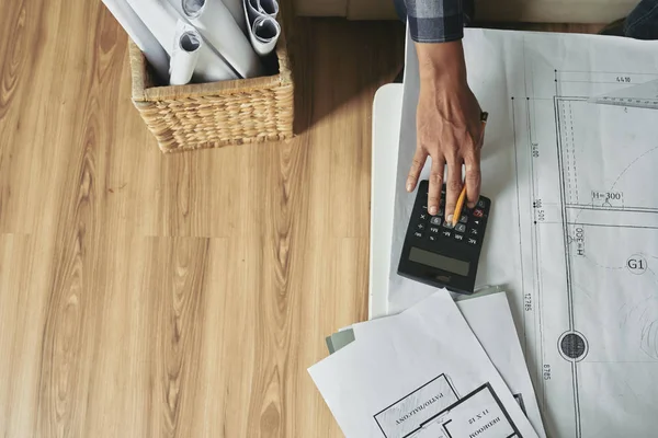 Konstrukteur Macht Berechnungen Und Zeichnet Bauplan — Stockfoto