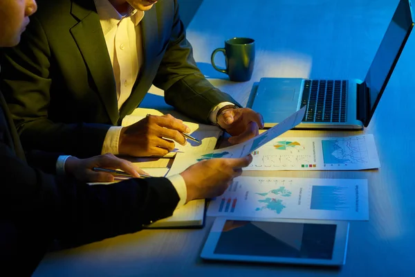 デジタル タブレット 紙と机にノート パソコンで財務書類で働くビジネスマン — ストック写真