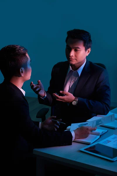 Empresário Vietnamita Conversando Com Colega Trabalho Reunião — Fotografia de Stock