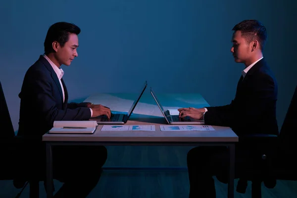 Asiático Negocios Personas Sentado Mesa Trabajando Portátiles — Foto de Stock