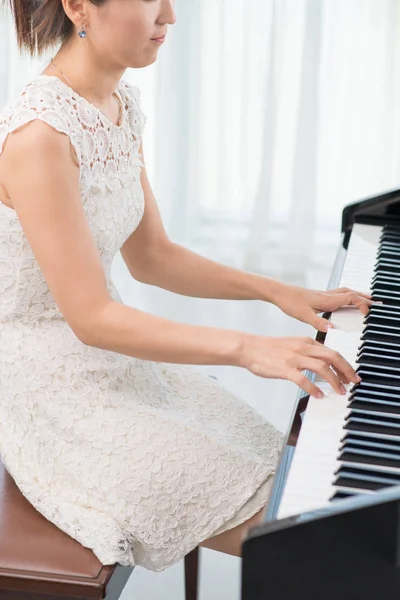 Bijgesneden Afbeelding Van Vrouw Spelen Van Piano — Stockfoto